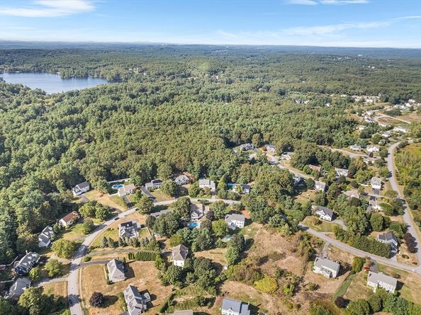 16 Shipley Cir, Westford MA 01886