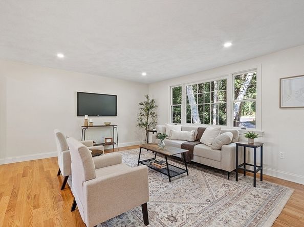 332 North Rd, Bedford MA 01730