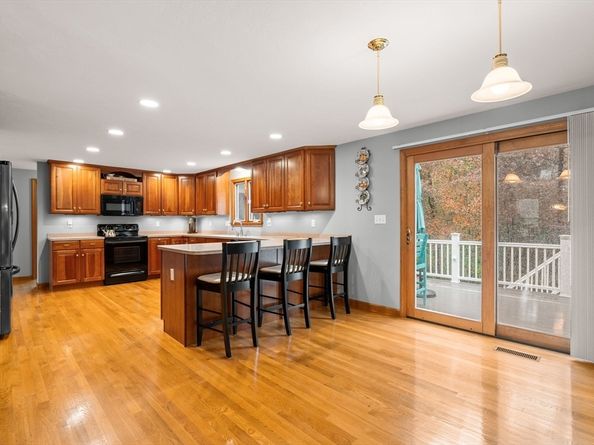 35 Stockbridge Rd, Bridgewater MA 02324