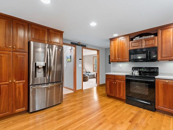 35 Stockbridge Rd, Bridgewater MA 02324