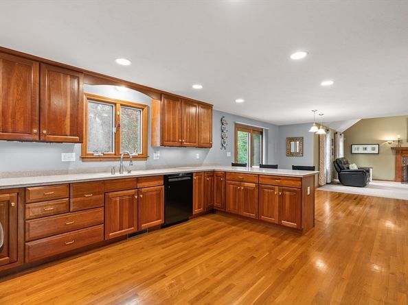 35 Stockbridge Rd, Bridgewater MA 02324