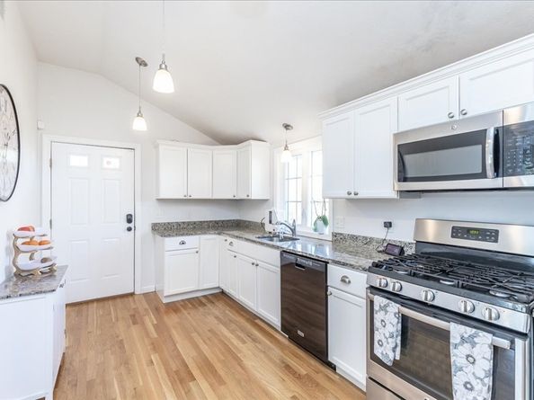 13 Mayflower Rd, Holbrook MA 02343