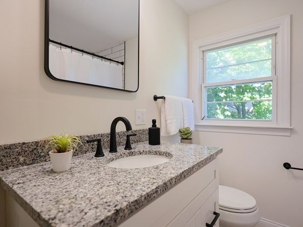 76 Belmont Rd, Leominster MA 01453
