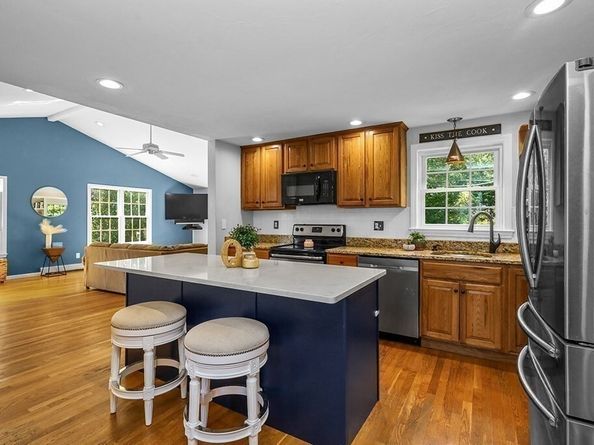 143 Tosca Dr, Brockton MA 02301