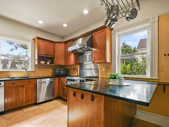 32 Bacon St, Watertown MA 02472
