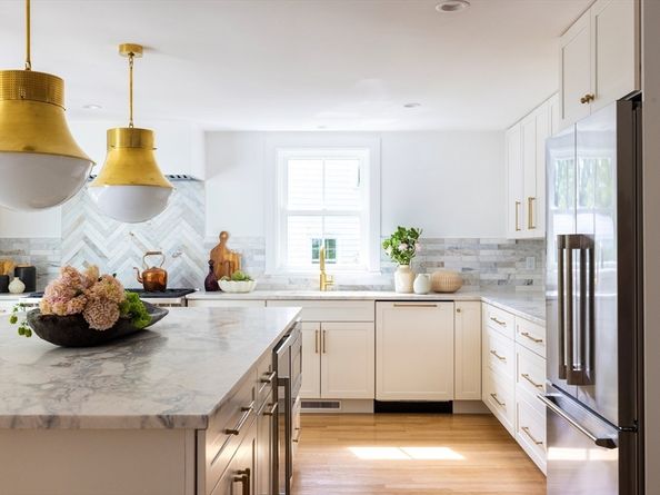 209 Bristol Rd, Wellesley MA 02481