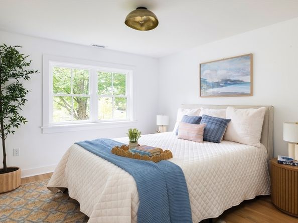 209 Bristol Rd, Wellesley MA 02481