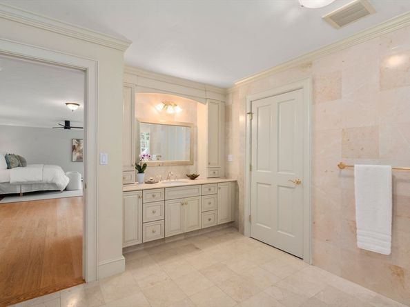 267 Dedham St, Dover MA 02030