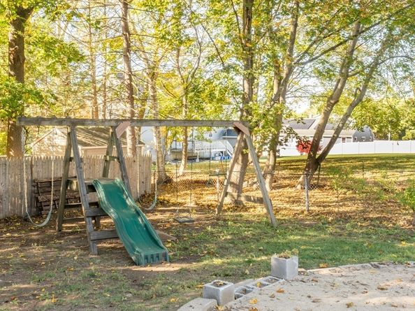 33 Pages Ct, Billerica MA 01821