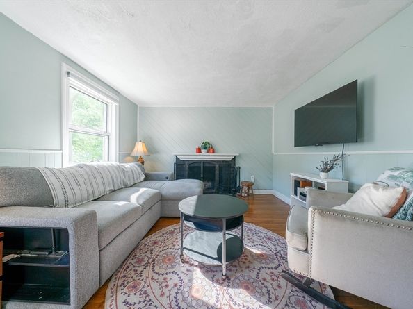 33 Pages Ct, Billerica MA 01821