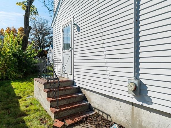 6 Kendal Dr, Woburn MA 01801
