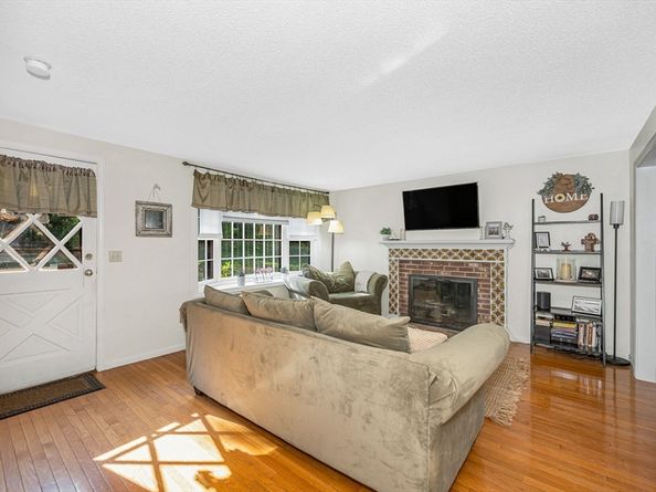 38 Scotty Hollow Dr E, Chelmsford MA 01863
