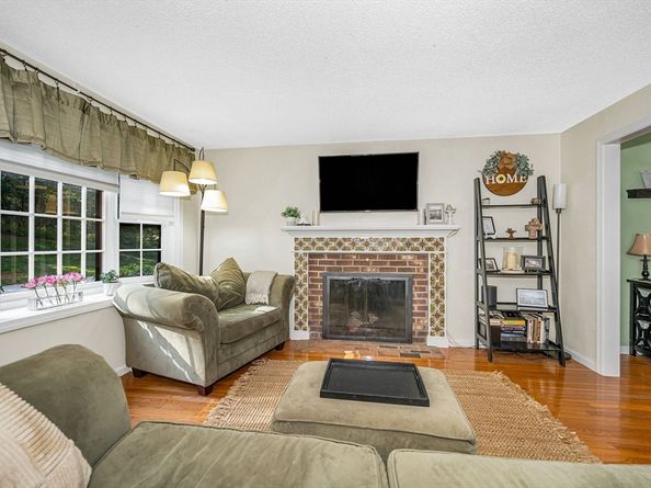 38 Scotty Hollow Dr E, Chelmsford MA 01863