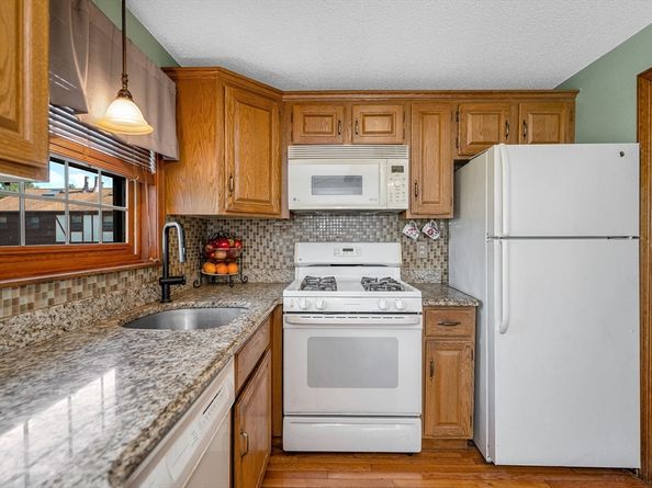 38 Scotty Hollow Dr E, Chelmsford MA 01863