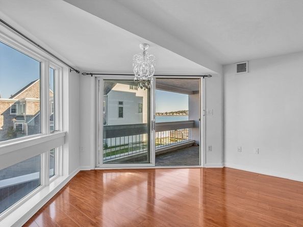 1 Commodore Ct 202, Hull MA 02045