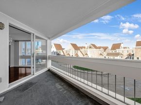 1 Commodore Ct 202, Hull MA 02045