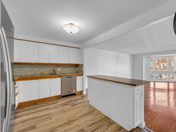 1 Commodore Ct 202, Hull MA 02045