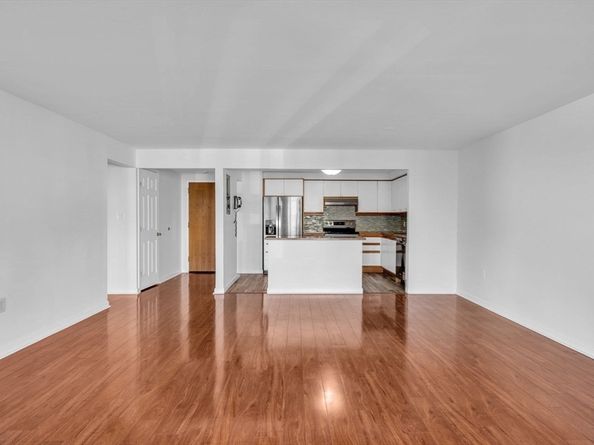 1 Commodore Ct 202, Hull MA 02045