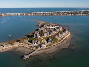 1 Commodore Ct 202, Hull MA 02045