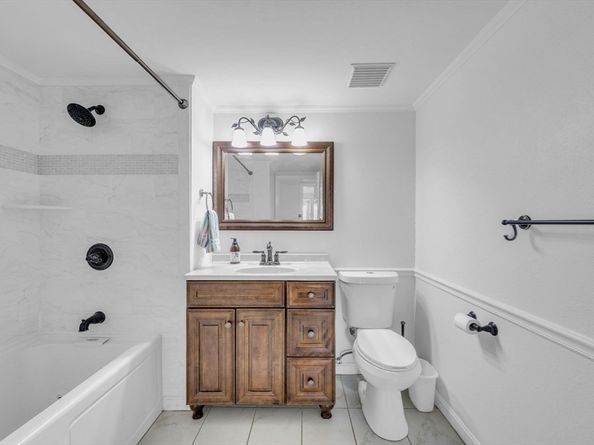 1 Commodore Ct 202, Hull MA 02045