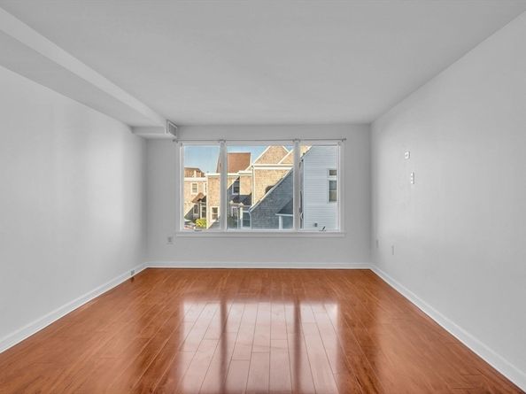 1 Commodore Ct 202, Hull MA 02045