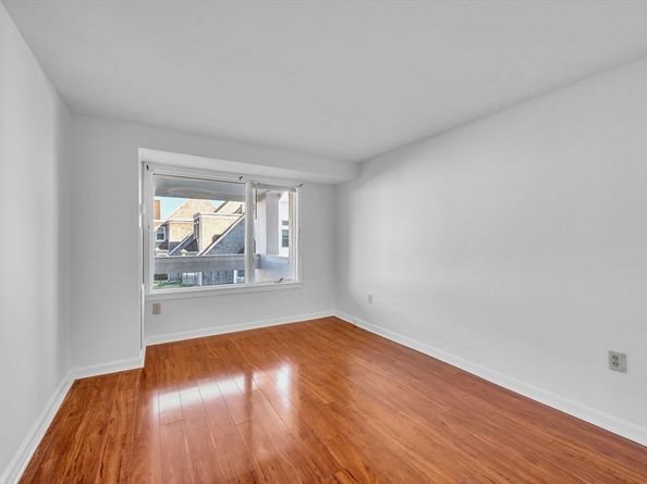 1 Commodore Ct 202, Hull MA 02045