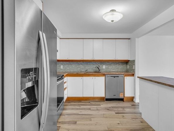 1 Commodore Ct 202, Hull MA 02045