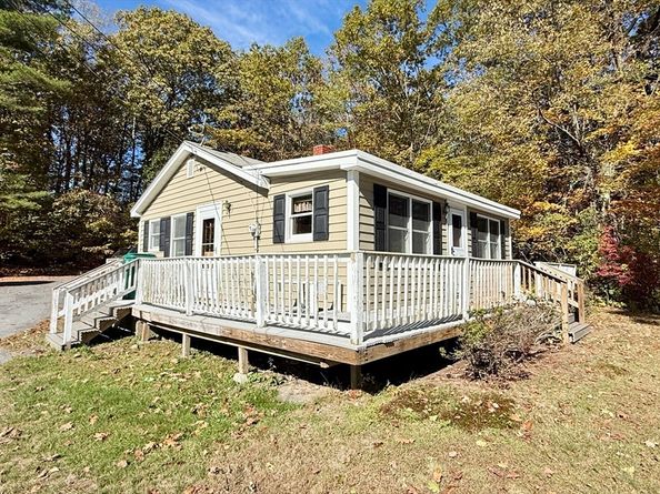 521 Rollstone Rd, Fitchburg MA 01420