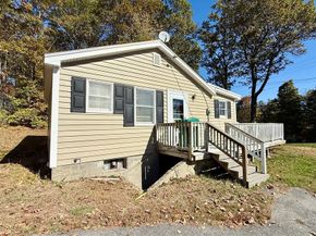521 Rollstone Rd, Fitchburg MA 01420
