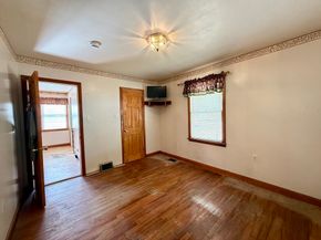 521 Rollstone Rd, Fitchburg MA 01420