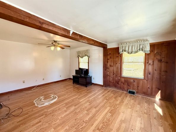 521 Rollstone Rd, Fitchburg MA 01420