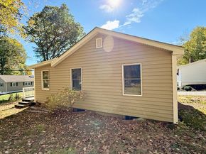 521 Rollstone Rd, Fitchburg MA 01420