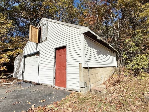 521 Rollstone Rd, Fitchburg MA 01420