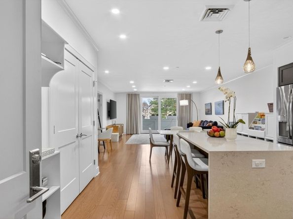 77 Court St 107, Newton MA 02458