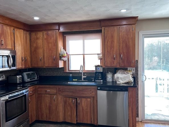 1163 Whipple Rd, Tewksbury MA 01876