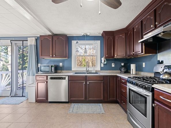 8 Westwood Rd, Plymouth MA 02360