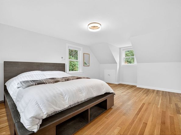 37 Pine St, Bedford MA 01730