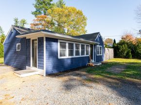 9 Everett St, Carver MA 02330