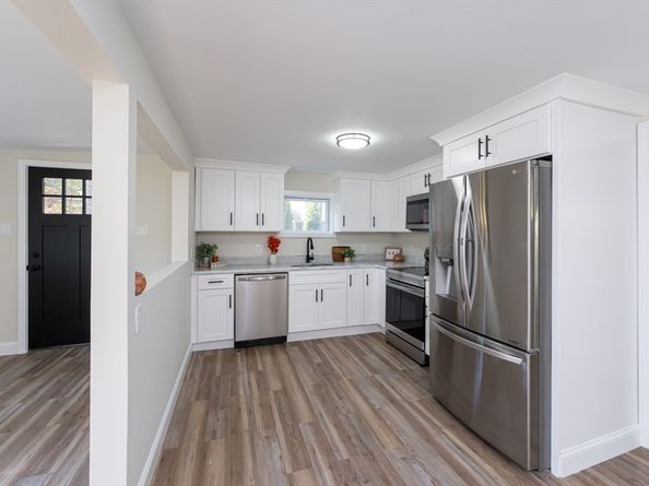 9 Everett St, Carver MA 02330