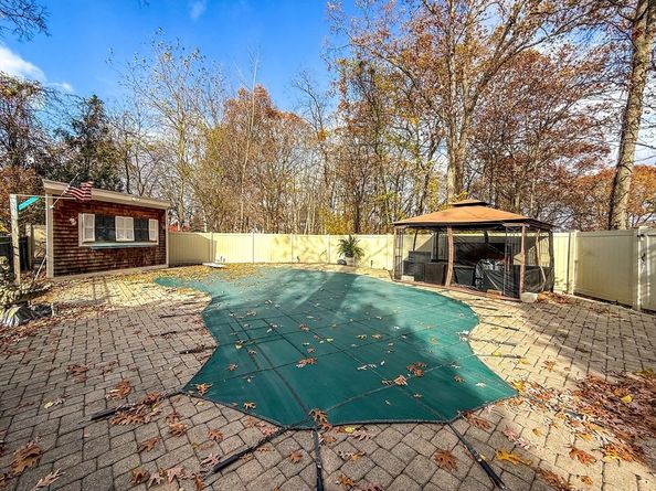 2 Larson Rd, Milford MA 01757