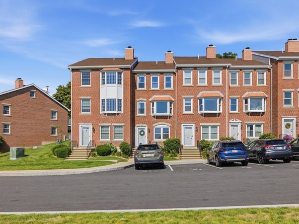 49 Breakwater Dr T10, Chelsea MA 02150