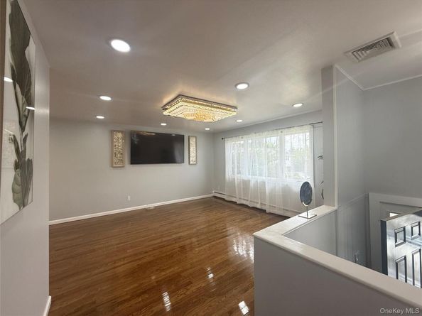 14 Hilton Court, Hicksville NY 11801