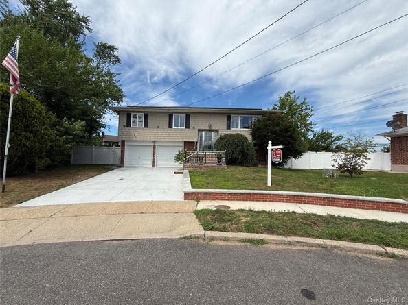 14 Hilton Court, Hicksville NY 11801