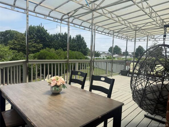 14 Hilton Court, Hicksville NY 11801