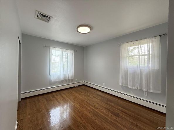 14 Hilton Court, Hicksville NY 11801