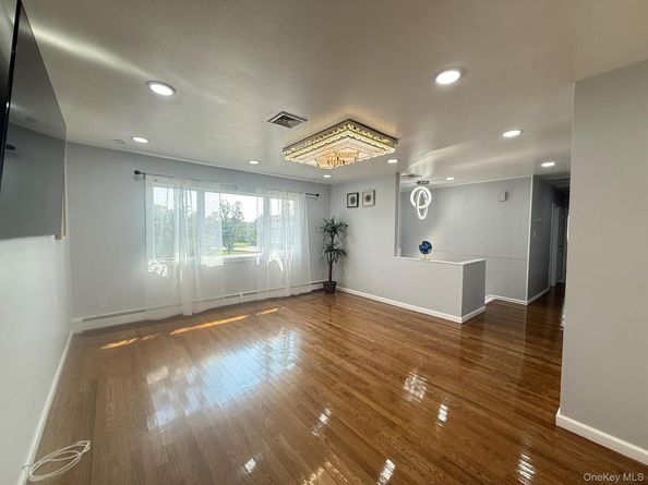 14 Hilton Court, Hicksville NY 11801