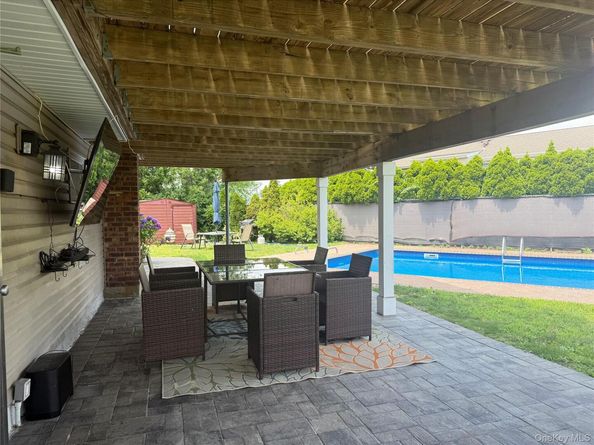 14 Hilton Court, Hicksville NY 11801