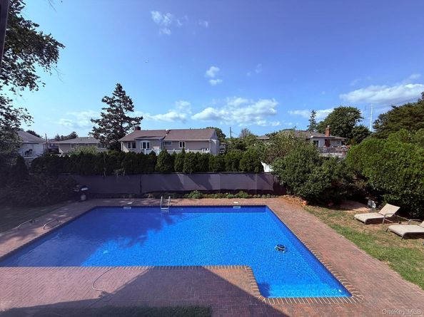 14 Hilton Court, Hicksville NY 11801