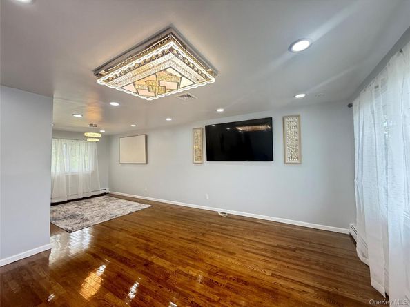 14 Hilton Court, Hicksville NY 11801