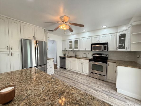 14 Hilton Court, Hicksville NY 11801